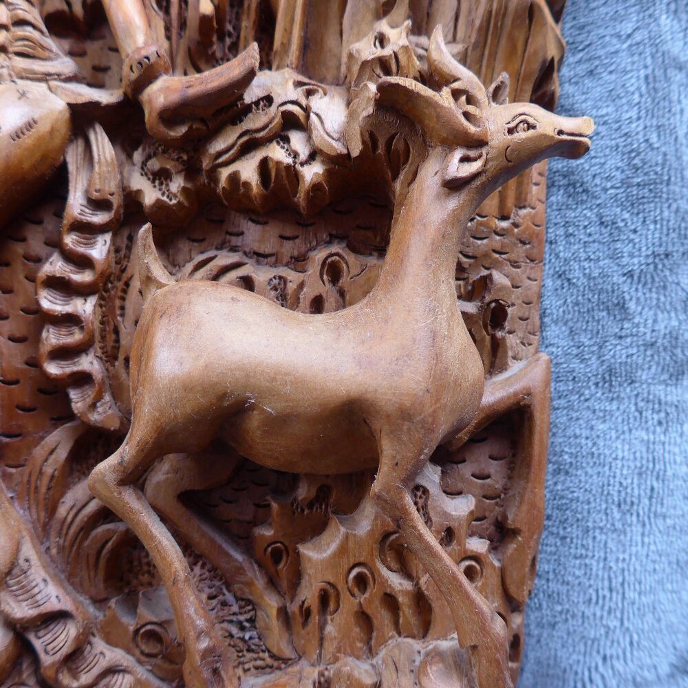 Very detailed hand- carved, Suar wood wall plaque - Picture 8 of 10